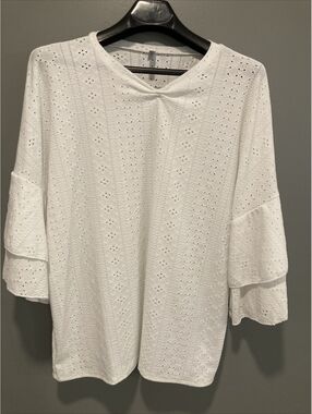Acting Pro Women XL White Eyelet Patterned V-Neck Shirt w/ Flounce Sleeve MINT